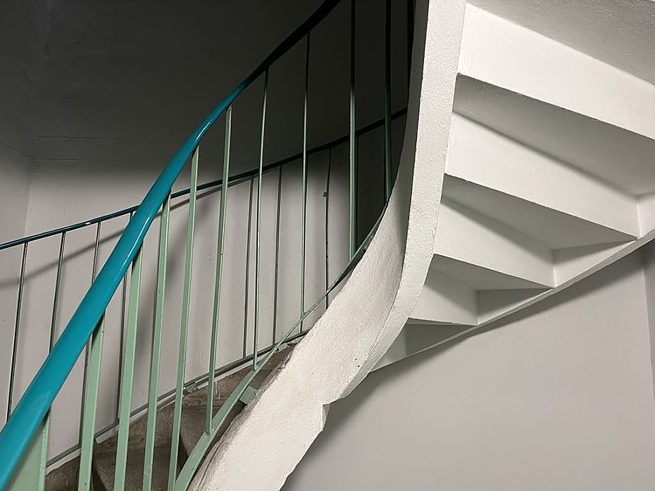 alt='Seniorzy uwizieni w mieszkaniach. Czy doyj montau wind?'