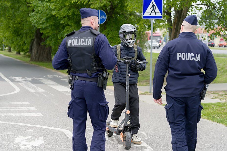 alt='Hulajnogi i rowery na chodniku zagra�aj� pieszym'