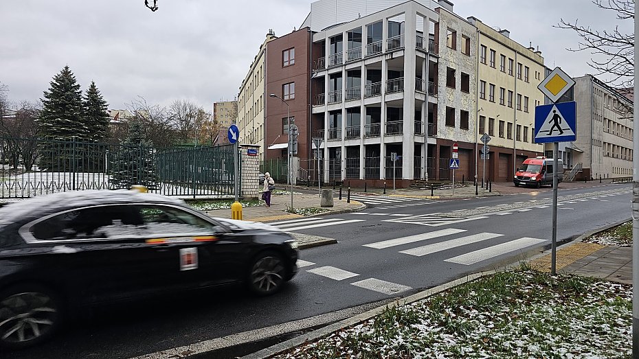 Kierowcy masowo �ami� zakaz na Potockiej. Radny chce zmian, urz�dnicy m�wi� "nie"