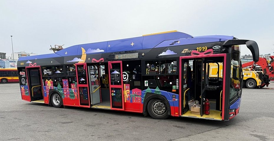 alt='Prezentobus ruszy� na ulice. �wi�teczna linia M na ulicach Warszawy'