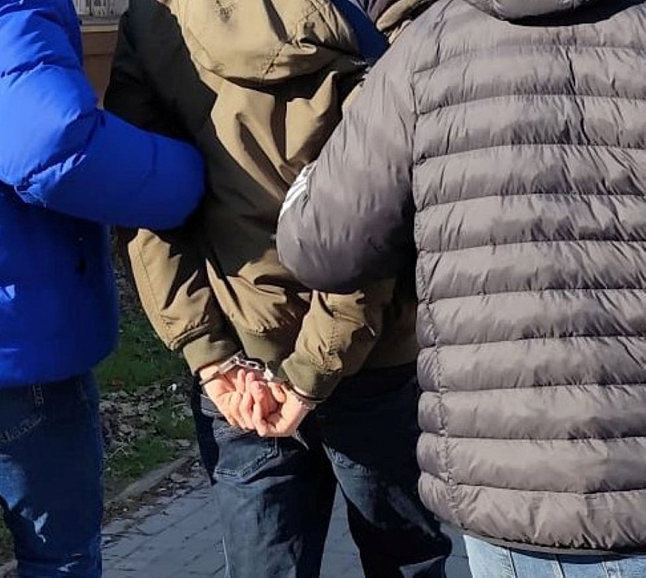 alt='Krwawy atak no�em w mieszkaniu. Ojczym i matka ranni, sprawca w areszcie'