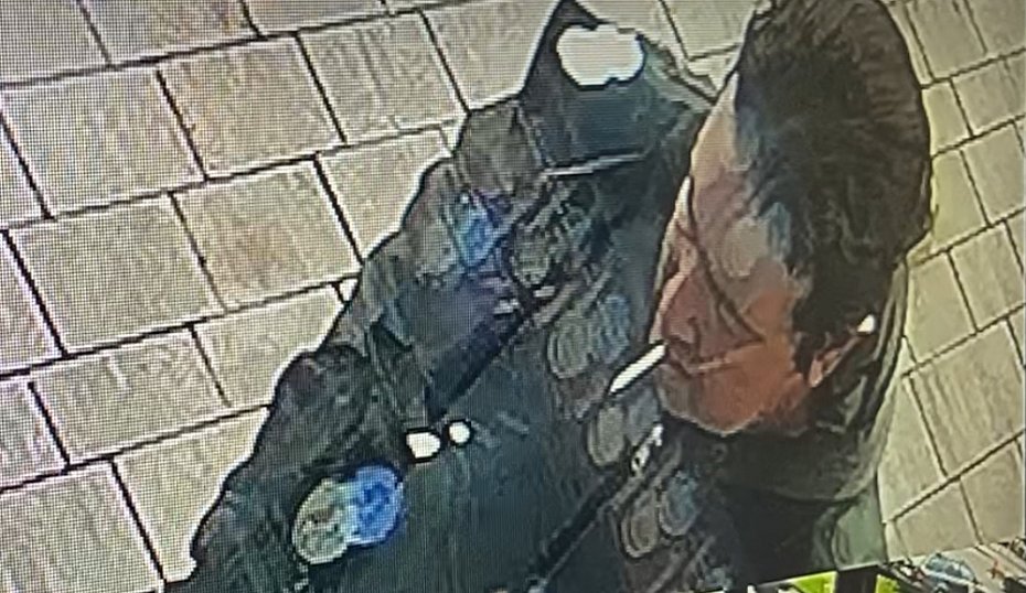 Gro�by wobec pracownika jubilera. Policja szuka dw�ch m�czyzn