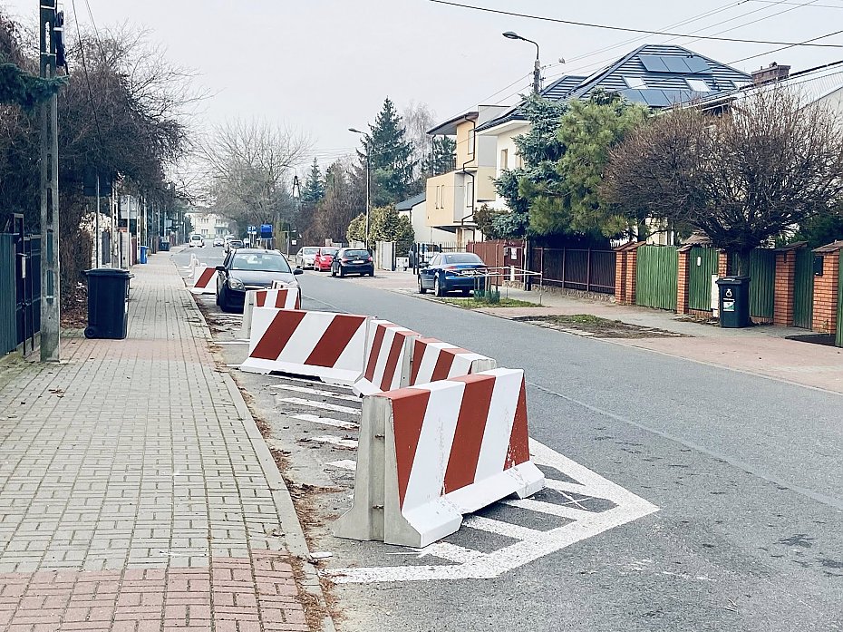 alt='Drogowy rekord absurdu. Mieszka�cy oburzeni'