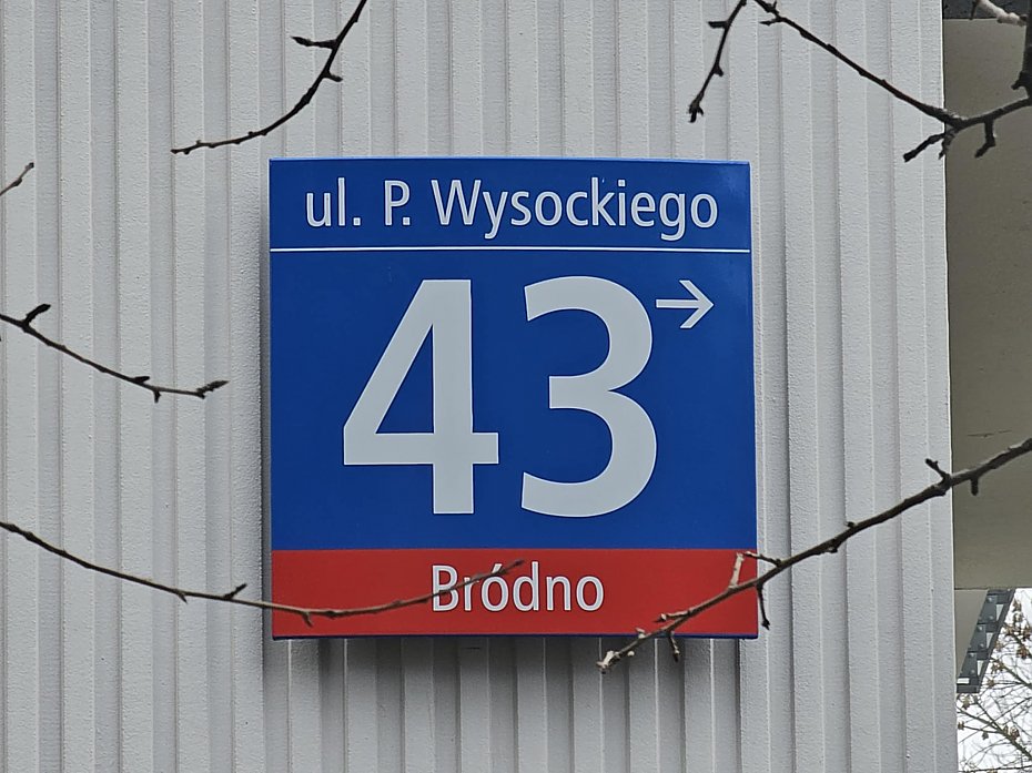 Pierwszy znak z now� nazw� ulicy Wysockiego