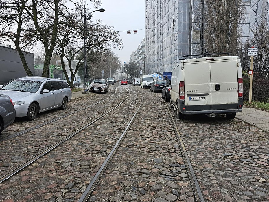 Pierwszy znak z now� nazw� ulicy Wysockiego