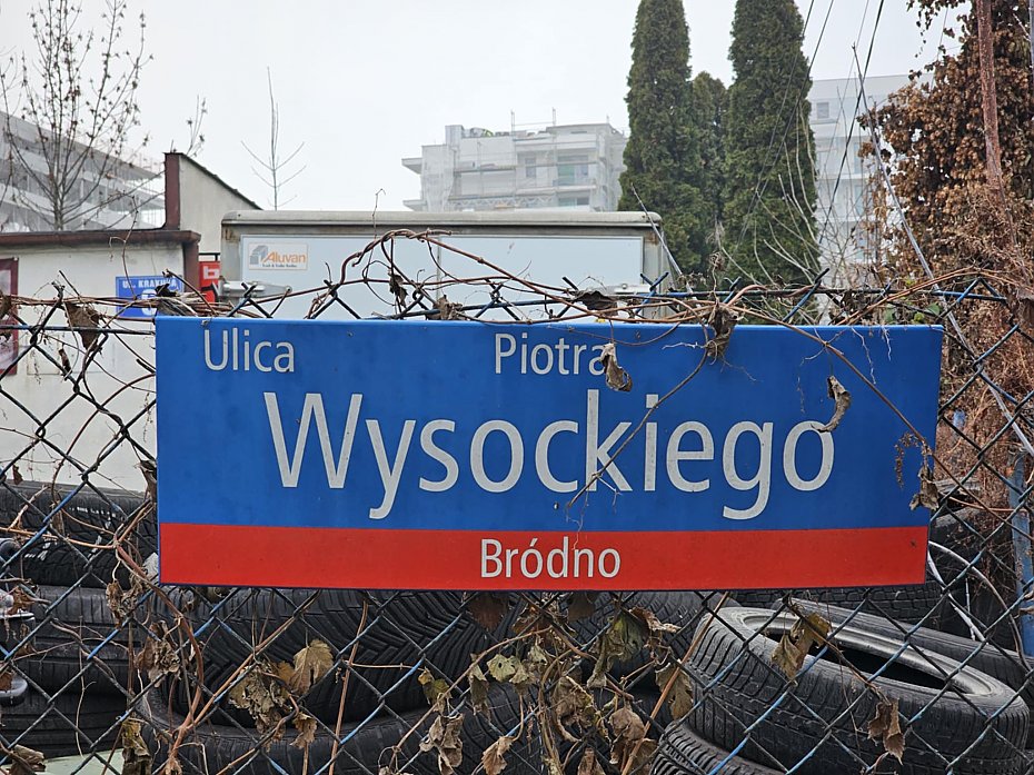 Pierwszy znak z now� nazw� ulicy Wysockiego