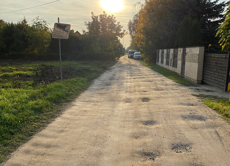 Mieszka�cy chc� asfaltu, ale wci�� s�ysz� "nie da si�"