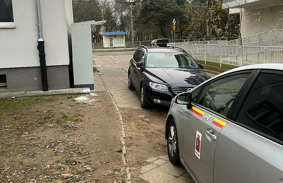 Problem z parkowaniem za Spo�em przy Kaliskiego. Chodnik jest notorycznie blokowany