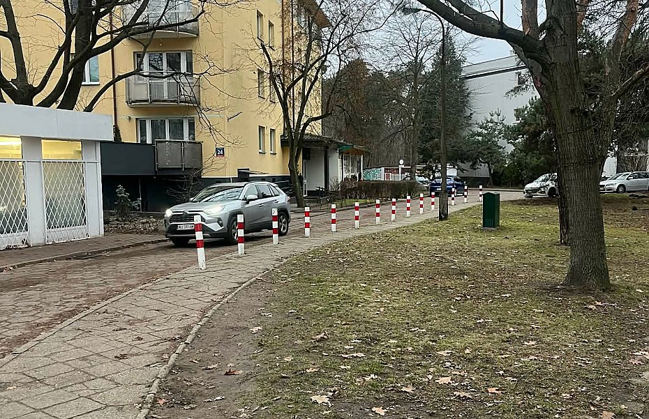 Problem z parkowaniem za Spo�em przy Kaliskiego. Chodnik jest notorycznie blokowany