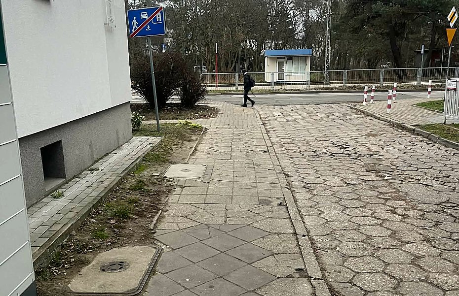 Problem z parkowaniem za Spo�em przy Kaliskiego. Chodnik jest notorycznie blokowany