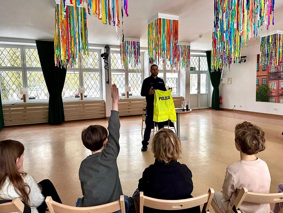 alt='Policjant rozmawia� z m�odzie�� o hejcie. Spotkanie w MDK przy Ceg�owskiej'