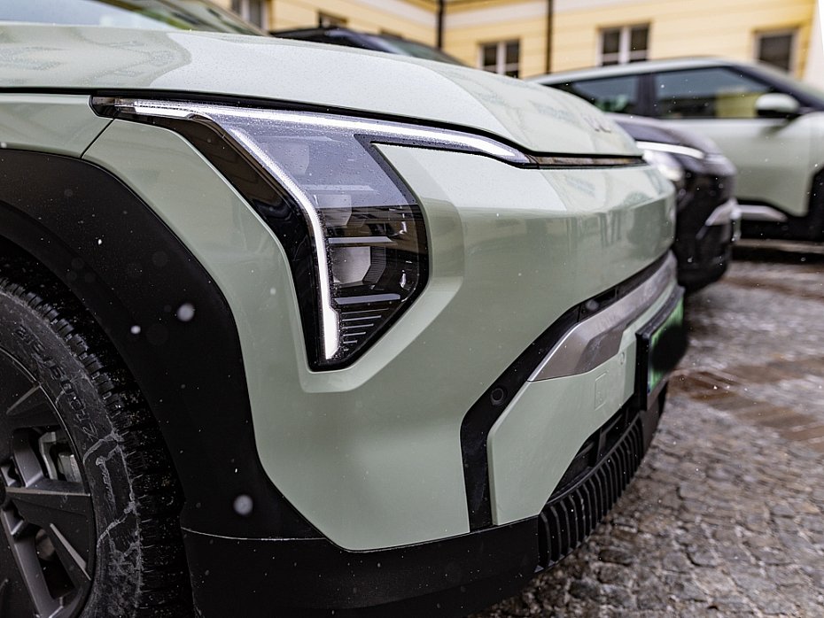 alt='Nowe elektryczne samochody trafi�y do Komendy Sto�ecznej Policji'