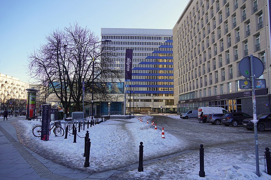 B�dzie bardziej zielono przy rondzie Dmowskiego. Plac przejdzie metamorfoz�