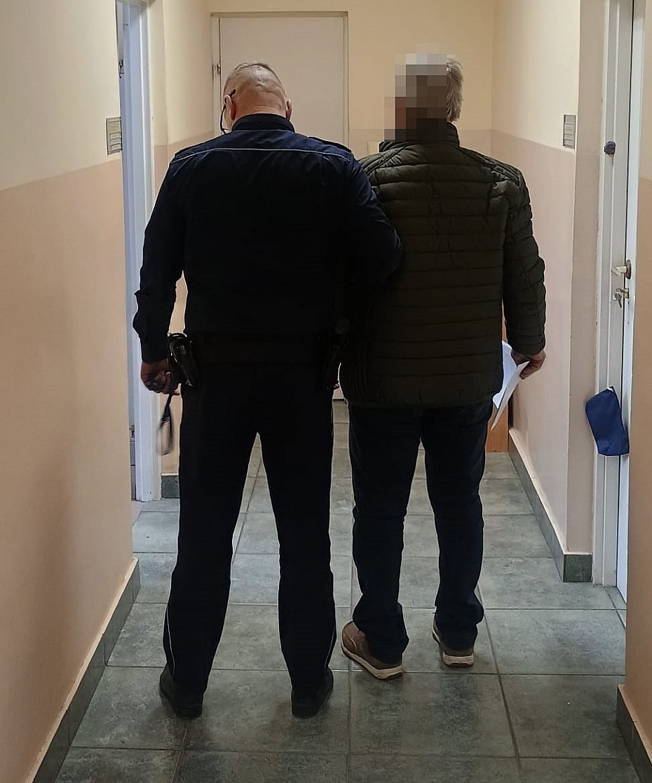 alt='Wjecha� samochodem na zamarzni�te Jezioro Zegrzy�skie. Uszkodzi� pomost ratownik�w'