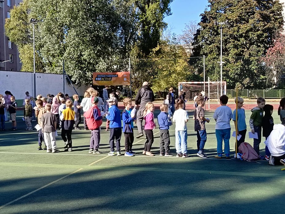 Teren sportowy przy Or-Ota 5 do pilnej poprawy. Czy dzielnic� na to sta�?