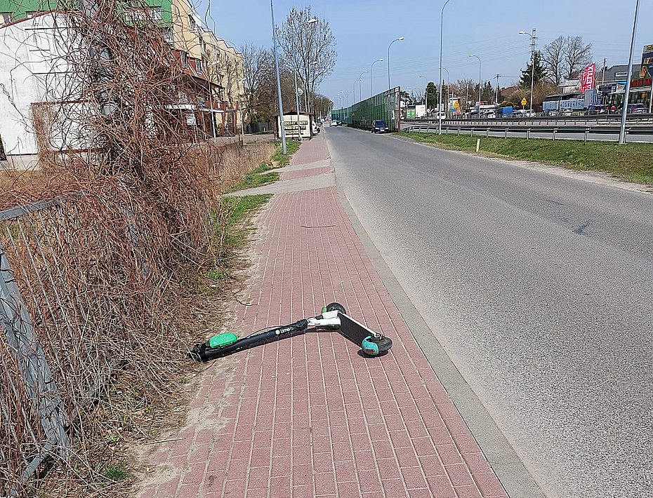 Warszawa ma do�� hulajn�g na chodnikach. Jest projekt kampanii za 1,5 mln