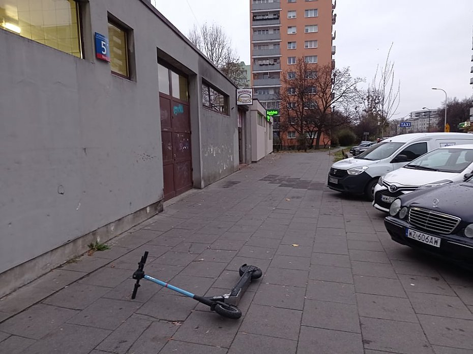 Warszawa ma do�� hulajn�g na chodnikach. Jest projekt kampanii za 1,5 mln