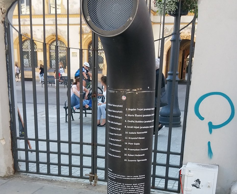 alt='Wi�cej poezji w Warszawie? Poezjomaty mog� stan�� w ka�dej dzielnicy'