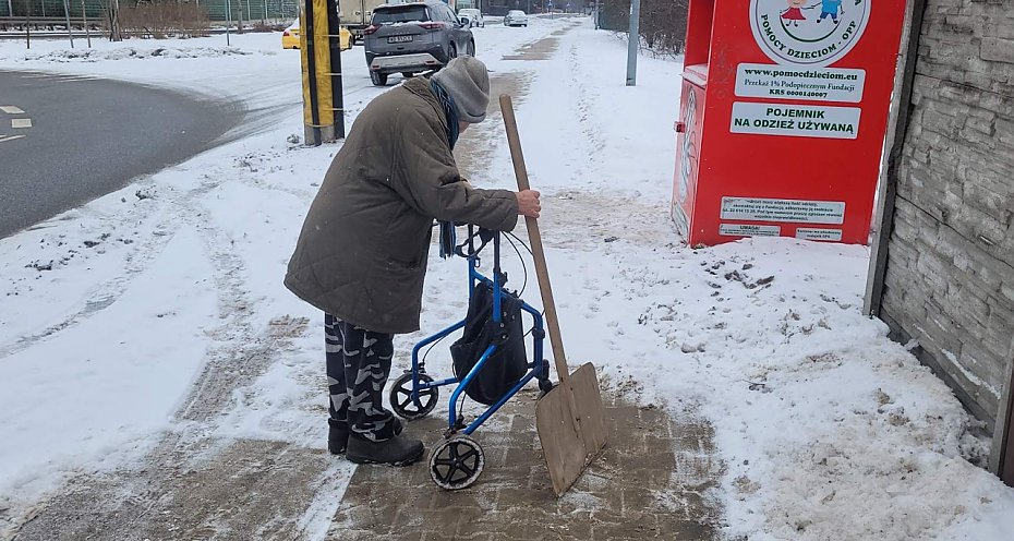 alt='Od�nie�a� musz� nawet schorowani seniorzy. Przepis, kt�ry powinien trafi� do kosza'