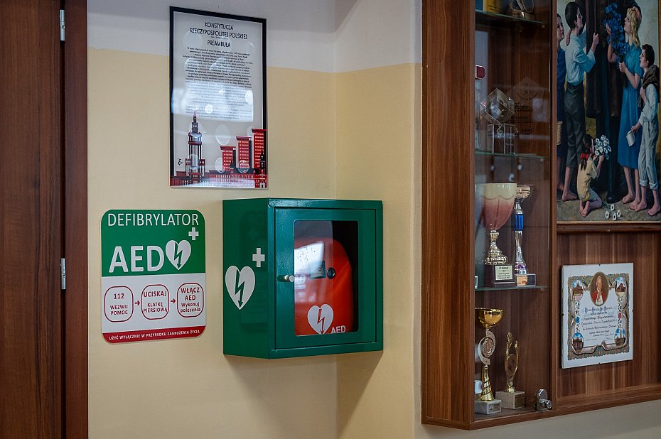 alt='AED i szybka reakcja pracownik�w szko�y uratowa�y �ycie jednego z rodzic�w'