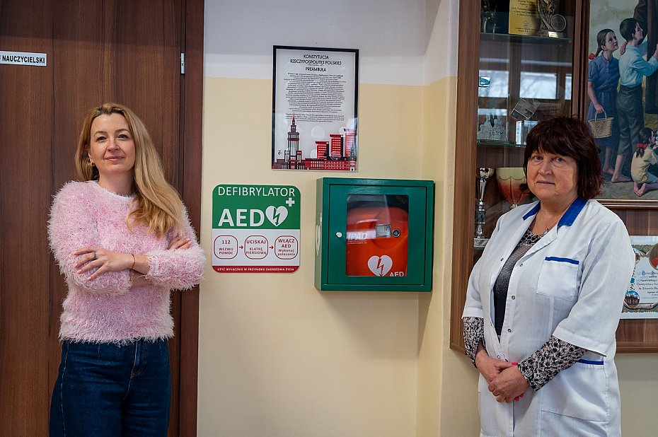 AED i szybka reakcja pracownik�w szko�y uratowa�y �ycie jednego z rodzic�w