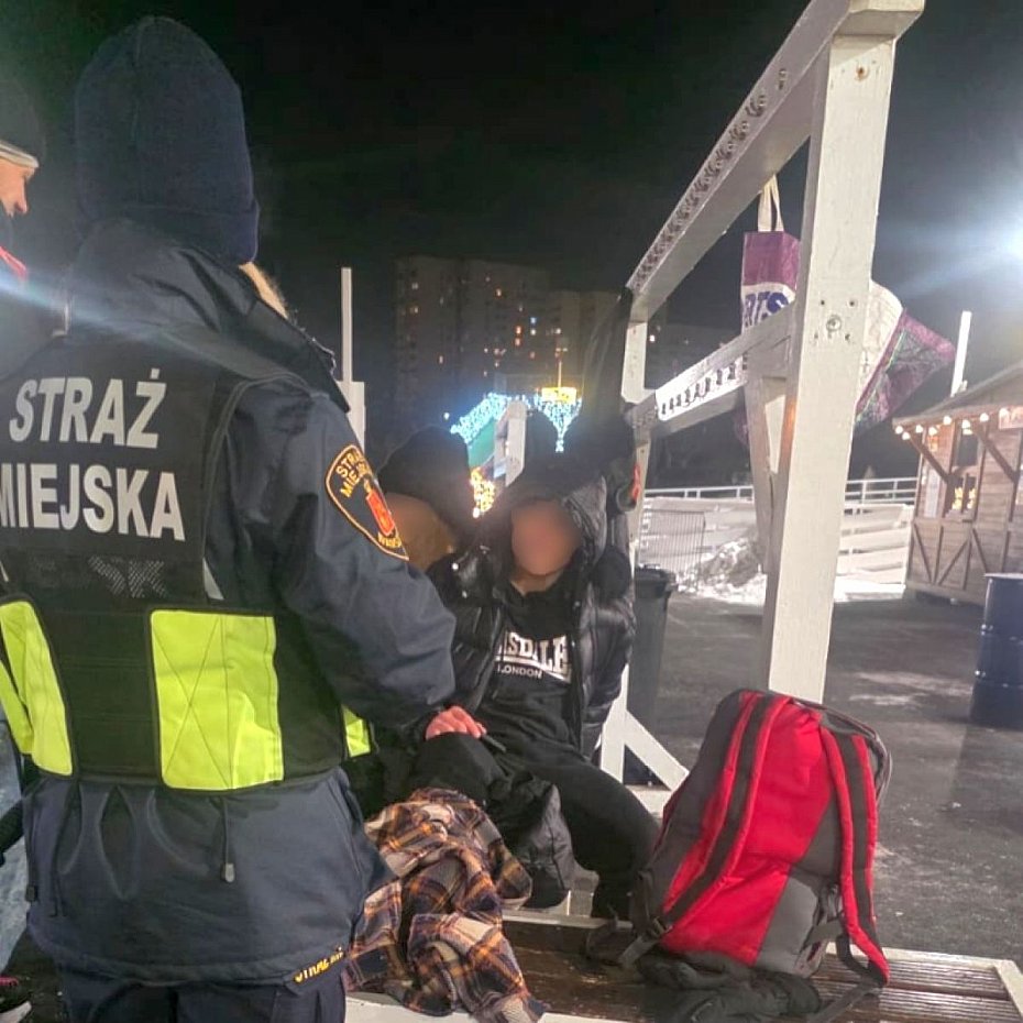 alt='Uraz na lodowisku w Parku Br�dnowskim. Stra�niczki udzieli�y pomocy 16-latkowi'