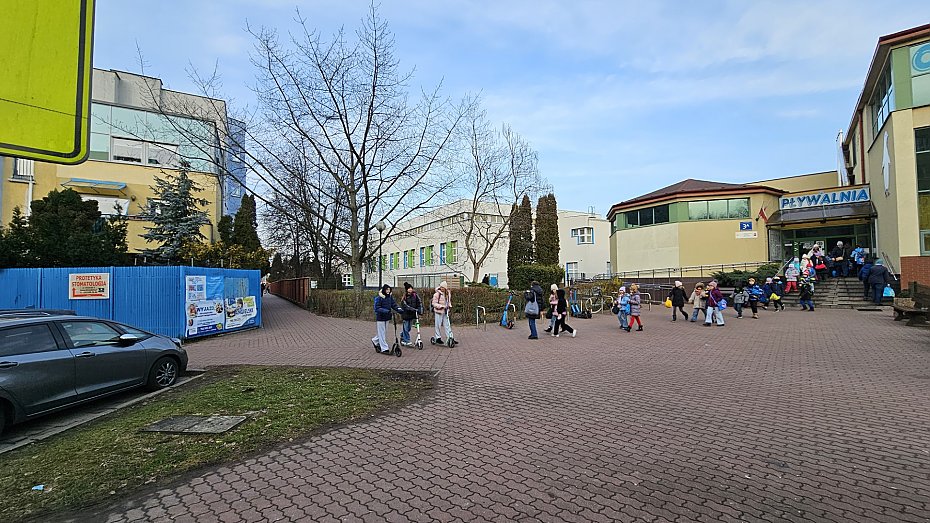 alt='Zastawiony chodnik przed p�ywalni� Pingwin. Ratusz zapowiada zmiany'