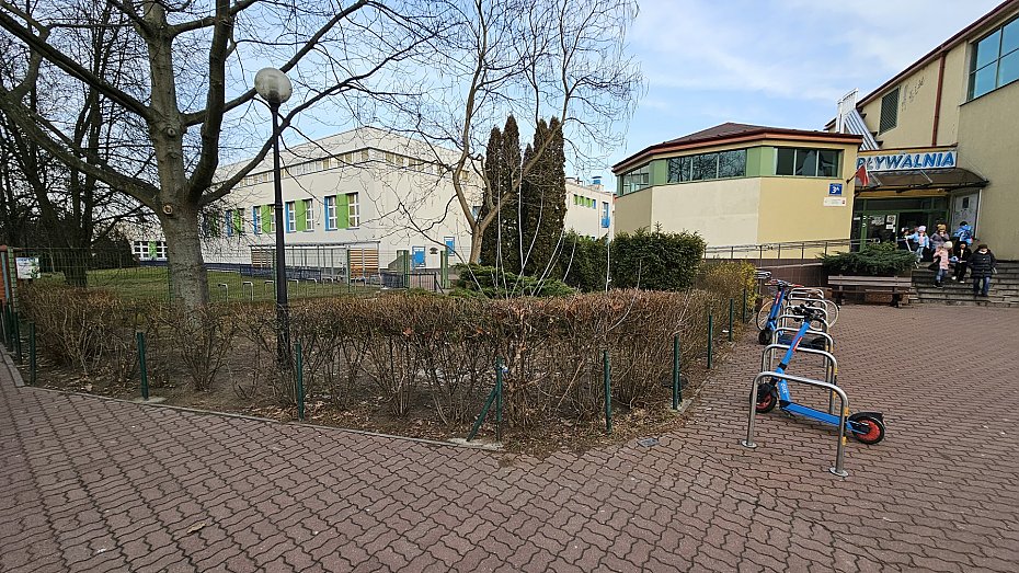 Zastawiony chodnik przed p�ywalni� Pingwin. Ratusz zapowiada zmiany