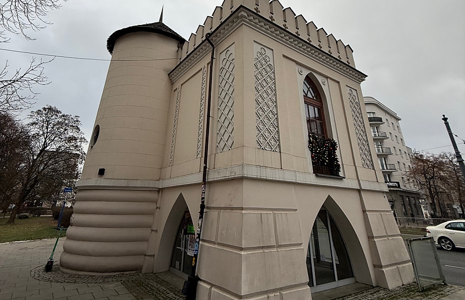 alt='Domek Maureta�ski przy Pu�awskiej czeka na odnow�. Przypominamy jego histori�'