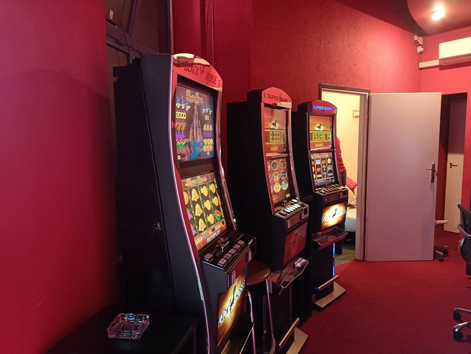 alt='Nielegalny punkt gier na Targ�wku zlikwidowany. Zabezpieczono automaty i 9 tys. z�'