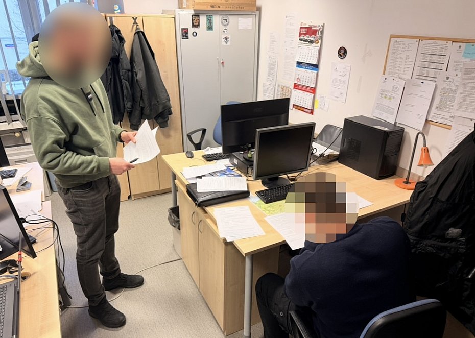 alt='18-latek pr�bowa� wy�udzi� kredyt. Zatrzymali go policjanci'