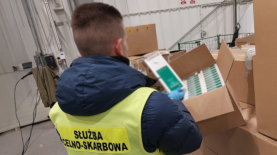 alt='Blisko 4 mln nielegalnych papieros�w z Dubaju. Akcja KAS na Mazowszu'