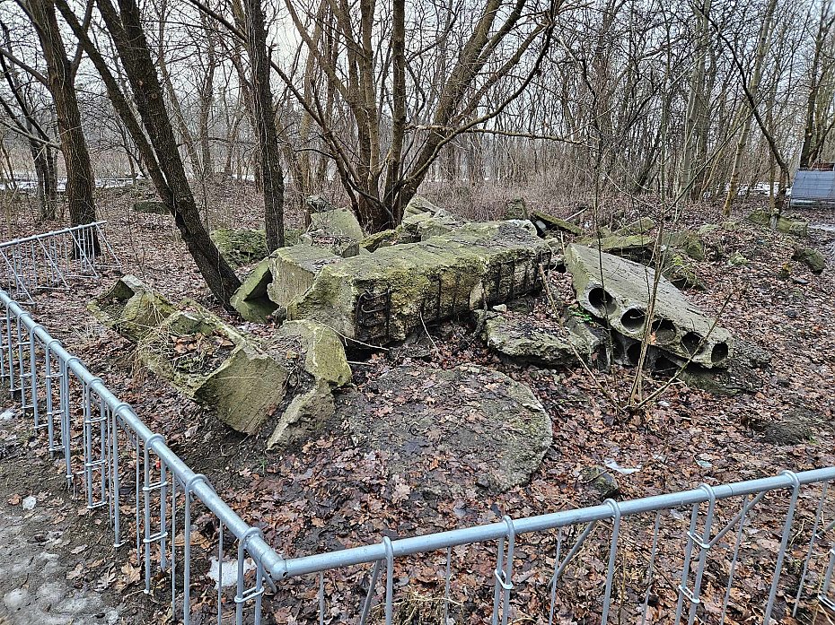 alt='"Czwarta przyroda" czy odpady? RDO� chce usuni�cia betonowych p�yt z parku �era�skiego'