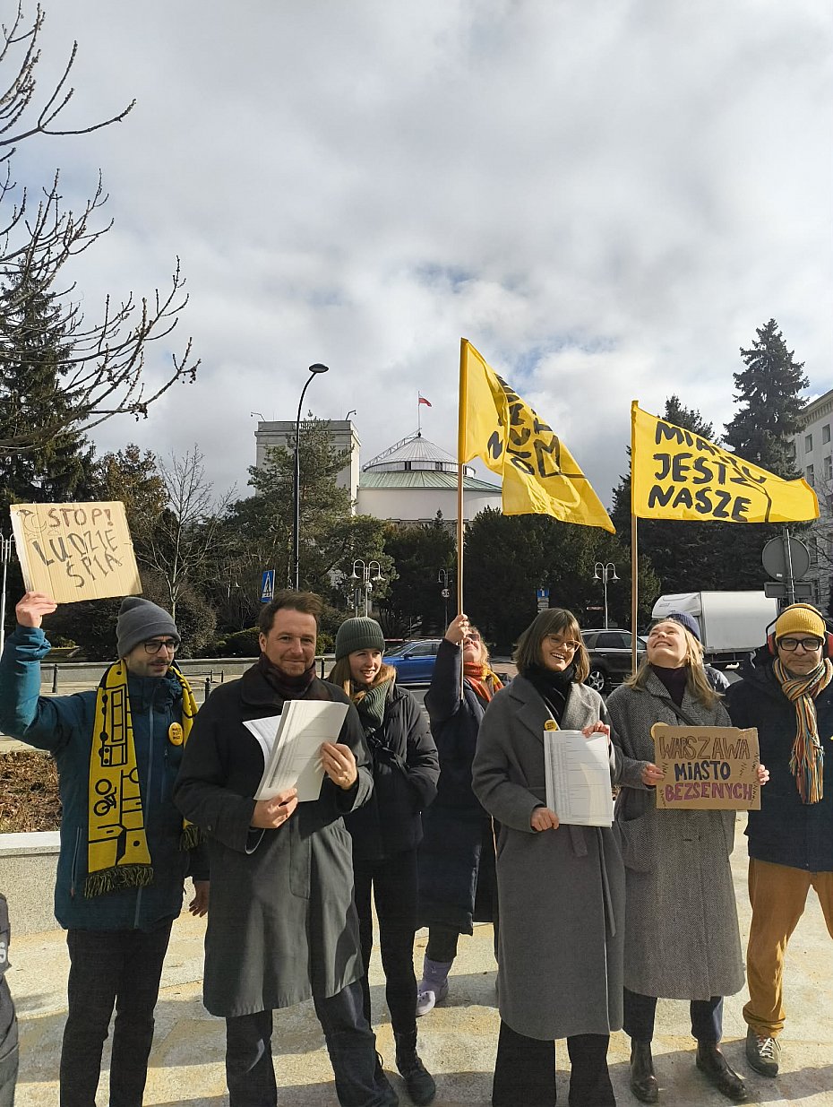 Miasto Jest Nasze z�o�y�o w Sejmie 20 tys. podpis�w za fotoradarami akustycznymi