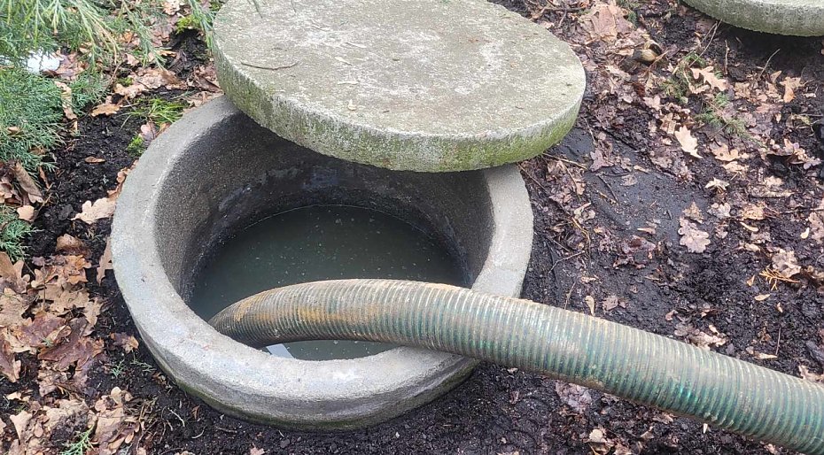 �mierdz�cy problem. D�u�sze kolejki i podwy�ki za wyw�z szamba