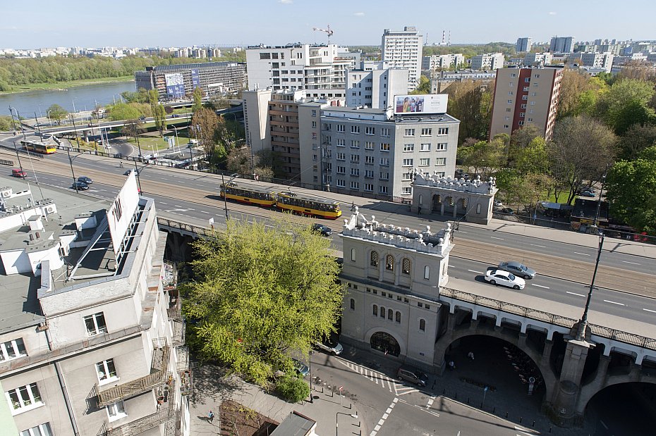 alt='Remont Mostu Poniatowskiego: zamkni�ty chodnik i zw�ona jezdnia'