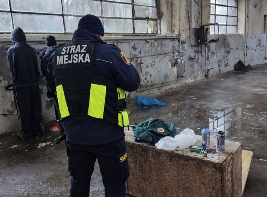 alt='Weszli do zrujnowanej hali i malowali graffiti. Interwencja stra�y miejskiej'