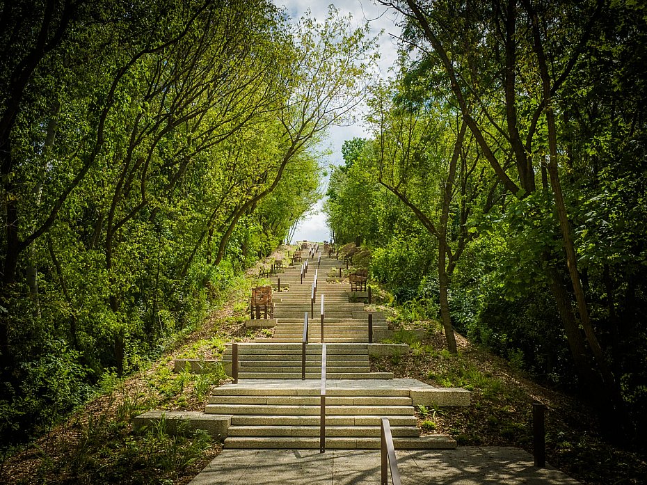 alt='Krzy�e z Kopca Powstania Warszawskiego trafi� w inne miejsce. Decyzja miasta'