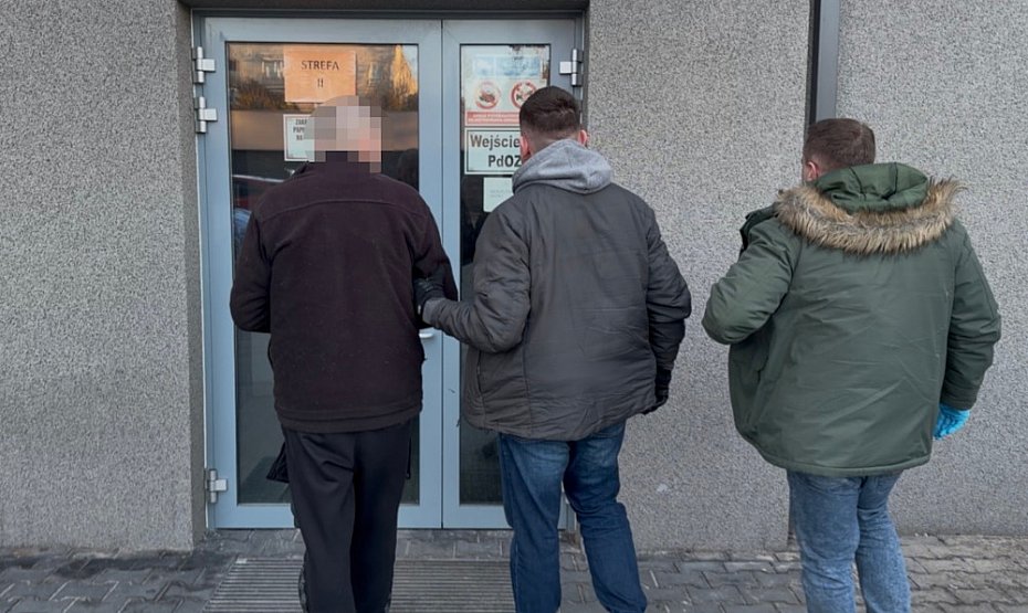 alt='45-latek z zarzutem zn�cania si� nad psem'