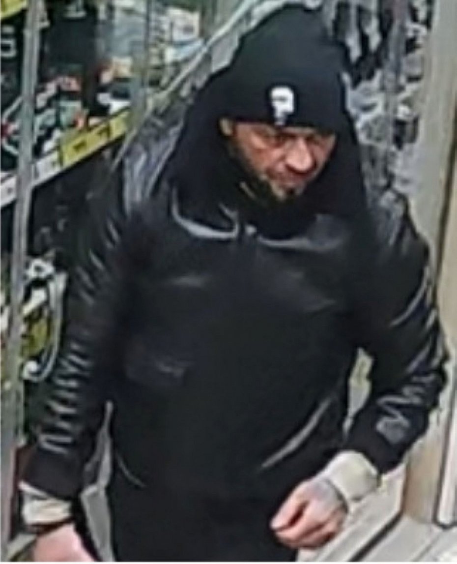 alt='Uszkodzi� witryn� i okrad� sklep. Policja prosi o pomoc'