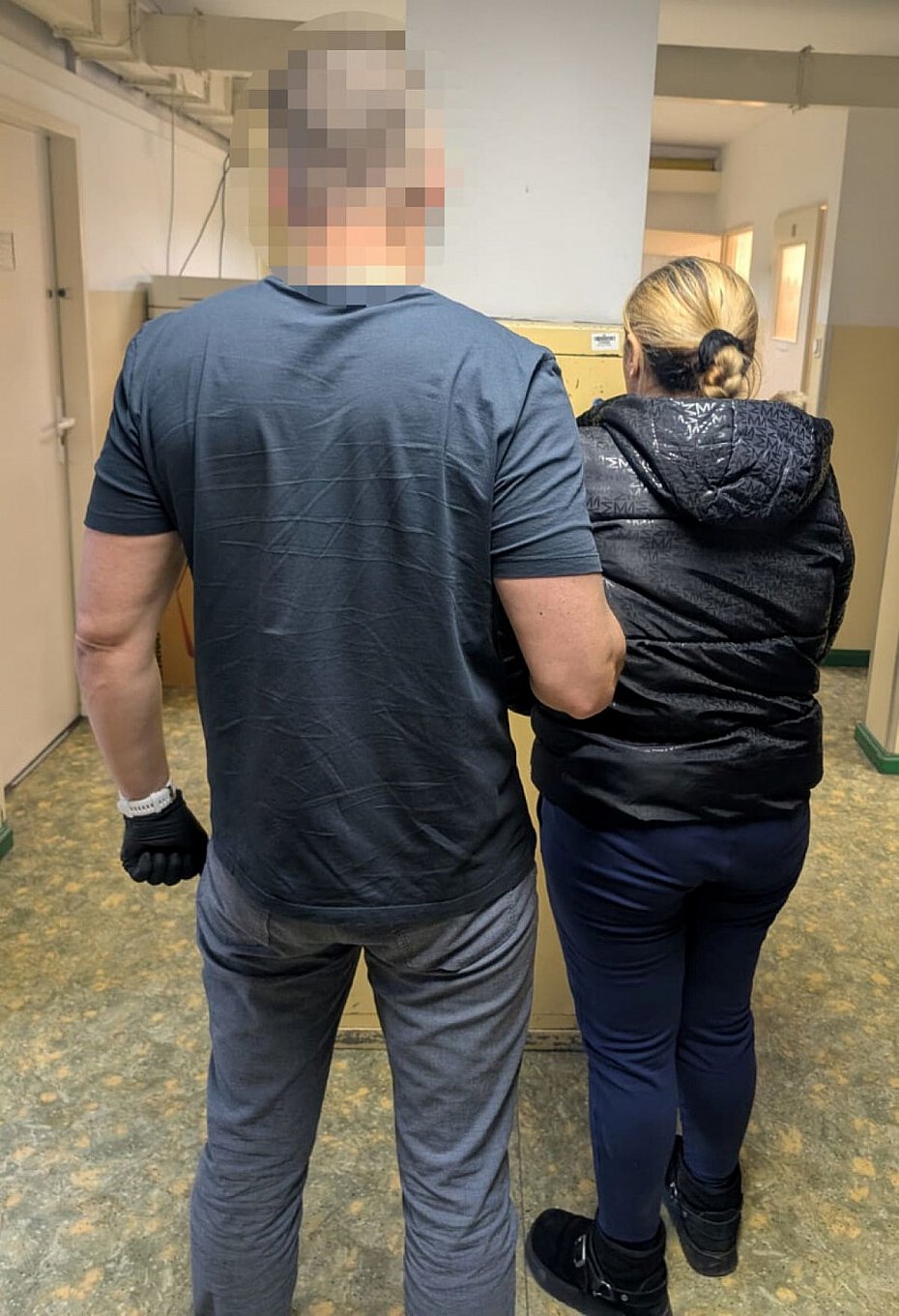 alt='7600 nielegalnych papieros�w w aucie 44-latki'