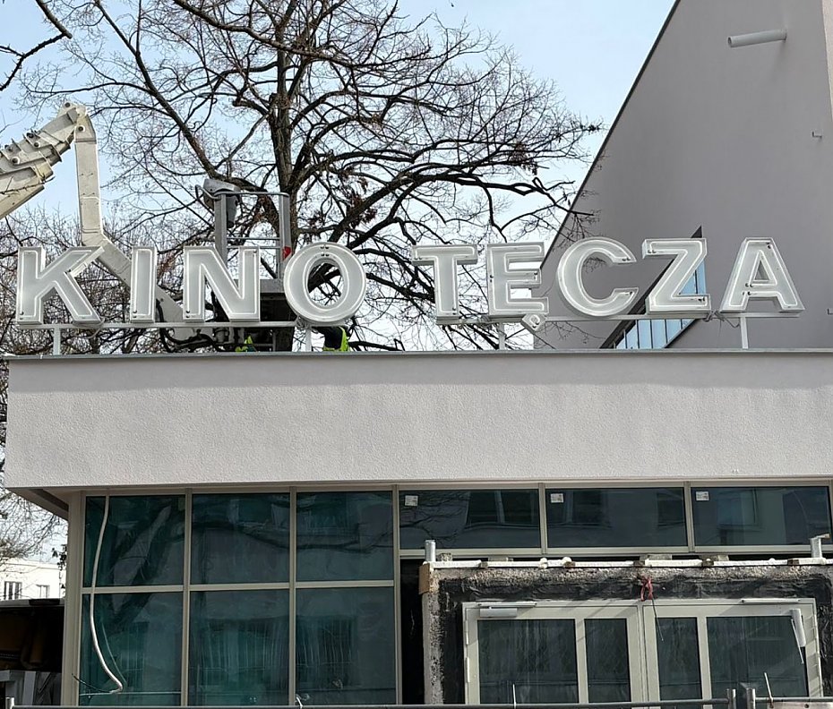 Wr�ci� kultowy �oliborski neon. Kino T�cza jak dawniej
