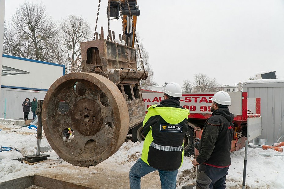 Wr�ci� kultowy �oliborski neon. Kino T�cza jak dawniej