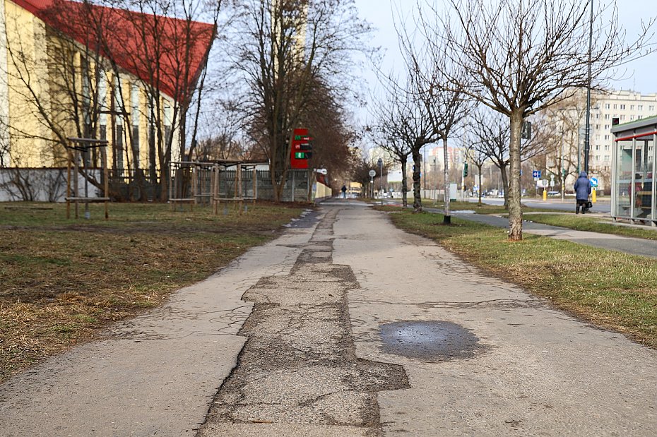 alt='Conrada z nowym chodnikiem i drog� rowerow�. Miliony na remont'