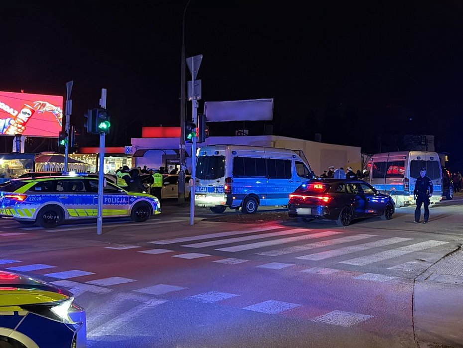 alt='Policja skontrolowa�a kierowc�w przewoz�w na aplikacj�. Mandaty i zatrzymane dowody'