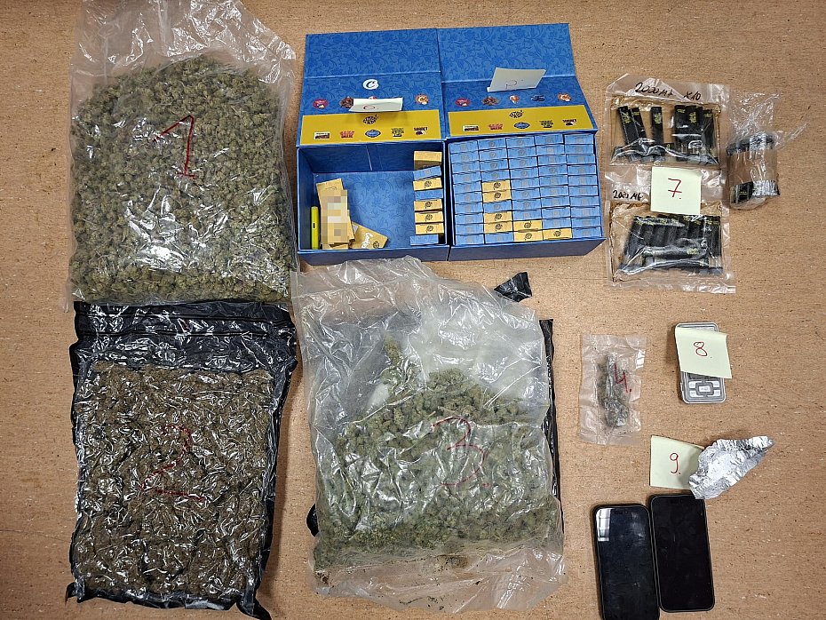 alt='Policjanci znale�li w mieszkaniu ponad 2 kg marihuany i waporyzatory z THC'