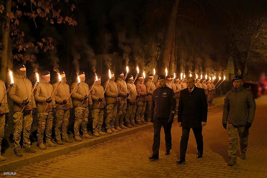 alt='Ho�d dla poleg�ych policjant�w w Magdalence. Nocna uroczysto�� kontrterroryst�w'