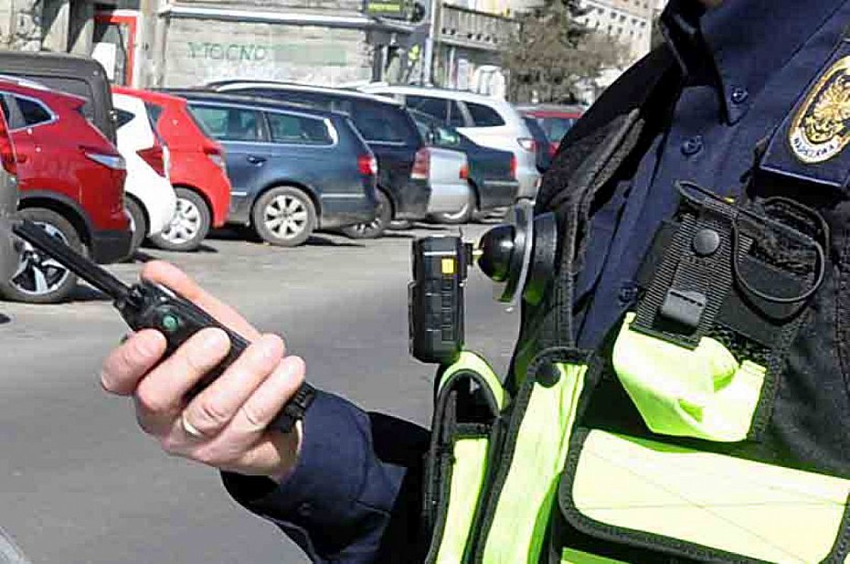 alt='Chcia�a wyjecha� z gara�u, ale wjecha�a w �cian�. By�a nietrze�wa'