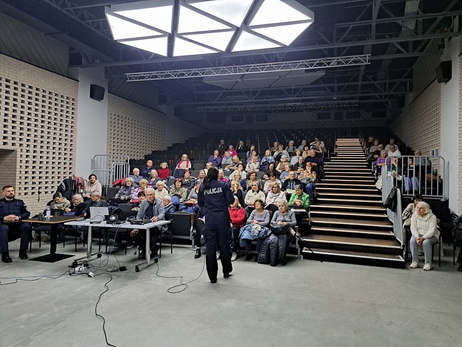 alt='Policjanci spotkali si� z seniorami. Ostrzegali przed oszustami'