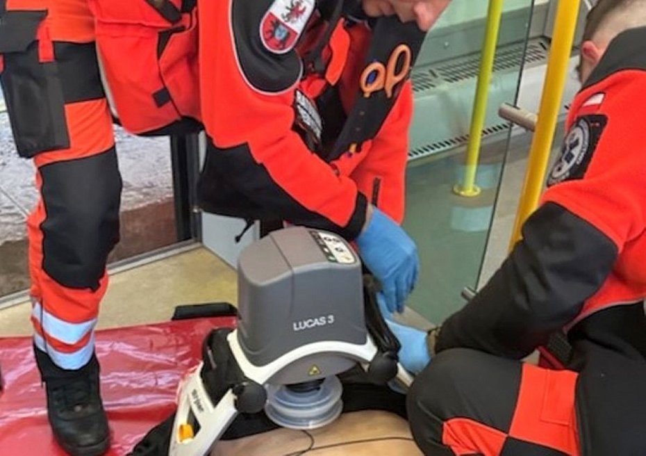 alt='Zas�ab� w poci�gu. Stra�niczka miejska i uczennica piel�gniarstwa walczy�y o jego �ycie'